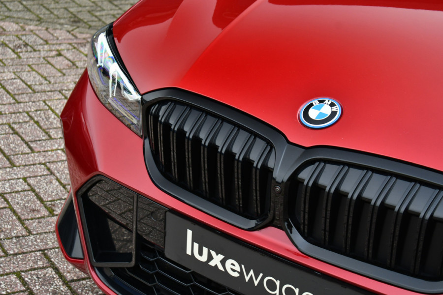 BMW 3 Serie Touring 330e M-Sport LCI-2 Pano Trekh 360 HUD El-zetels