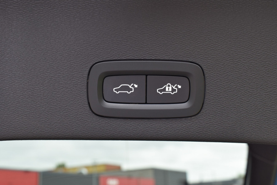 Volvo C40 Recharge 408PK Twin Intro Edition 78 kWh | 20" LMV | Trekhaak | Harman/Kardon | Getint glas | Panoramadak  | Elektrische Stoelen |