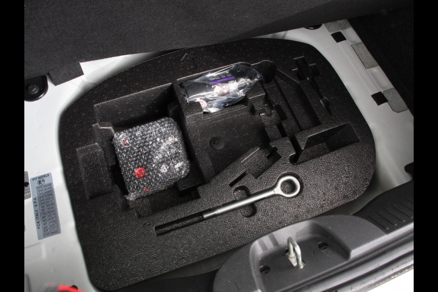 Fiat 500 1.0 Hybrid Dolcevita | Parkeersensor achter | Climate control | Radio | Panoramadak | Cruise control