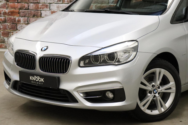 BMW 2 Serie Active Tourer 218i High Executive Luxury Line Automaat / Navigatiesysteem Plus / Driving Assistant / Achteruitrijcamera / Stoelverwarming / LED-koplampen / Head-Up Display / DAB / Hifi / Shadow Line / 17 Inch