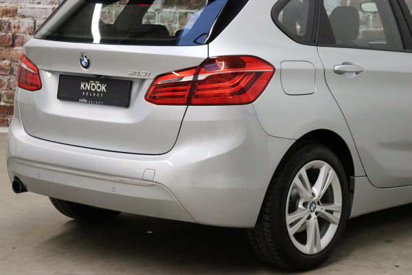 BMW 2 Serie Active Tourer 218i High Executive Luxury Line Automaat / Navigatiesysteem Plus / Driving Assistant / Achteruitrijcamera / Stoelverwarming / LED-koplampen / Head-Up Display / DAB / Hifi / Shadow Line / 17 Inch