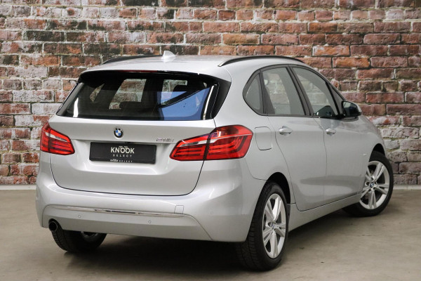 BMW 2 Serie Active Tourer 218i High Executive Luxury Line Automaat / Navigatiesysteem Plus / Driving Assistant / Achteruitrijcamera / Stoelverwarming / LED-koplampen / Head-Up Display / DAB / Hifi / Shadow Line / 17 Inch