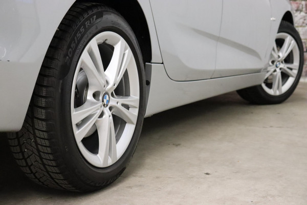 BMW 2 Serie Active Tourer 218i High Executive Luxury Line Automaat / Navigatiesysteem Plus / Driving Assistant / Achteruitrijcamera / Stoelverwarming / LED-koplampen / Head-Up Display / DAB / Hifi / Shadow Line / 17 Inch