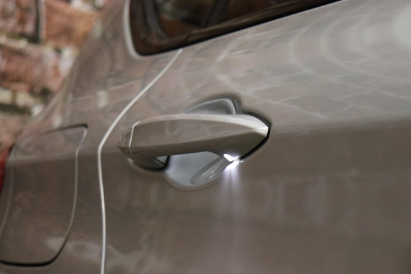 BMW 2 Serie Active Tourer 218i High Executive Luxury Line Automaat / Navigatiesysteem Plus / Driving Assistant / Achteruitrijcamera / Stoelverwarming / LED-koplampen / Head-Up Display / DAB / Hifi / Shadow Line / 17 Inch