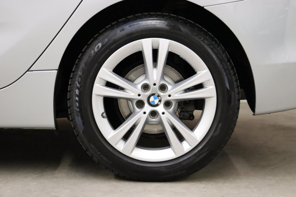 BMW 2 Serie Active Tourer 218i High Executive Luxury Line Automaat / Navigatiesysteem Plus / Driving Assistant / Achteruitrijcamera / Stoelverwarming / LED-koplampen / Head-Up Display / DAB / Hifi / Shadow Line / 17 Inch