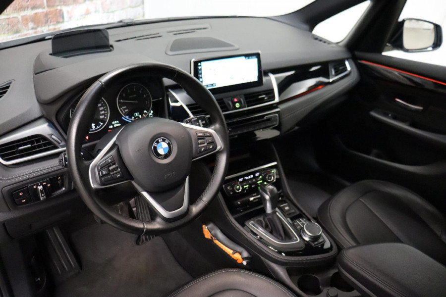 BMW 2 Serie Active Tourer 218i High Executive Luxury Line Automaat / Navigatiesysteem Plus / Driving Assistant / Achteruitrijcamera / Stoelverwarming / LED-koplampen / Head-Up Display / DAB / Hifi / Shadow Line / 17 Inch