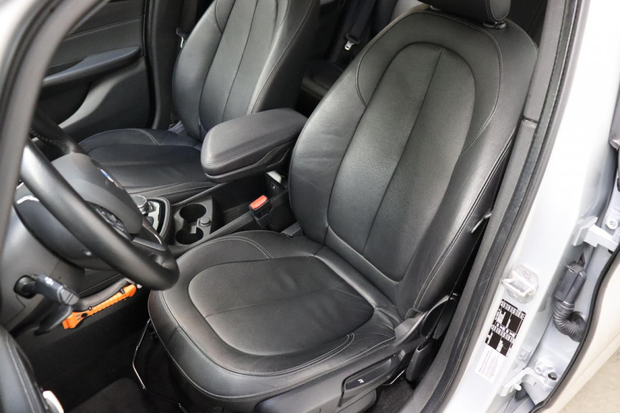 BMW 2 Serie Active Tourer 218i High Executive Luxury Line Automaat / Navigatiesysteem Plus / Driving Assistant / Achteruitrijcamera / Stoelverwarming / LED-koplampen / Head-Up Display / DAB / Hifi / Shadow Line / 17 Inch