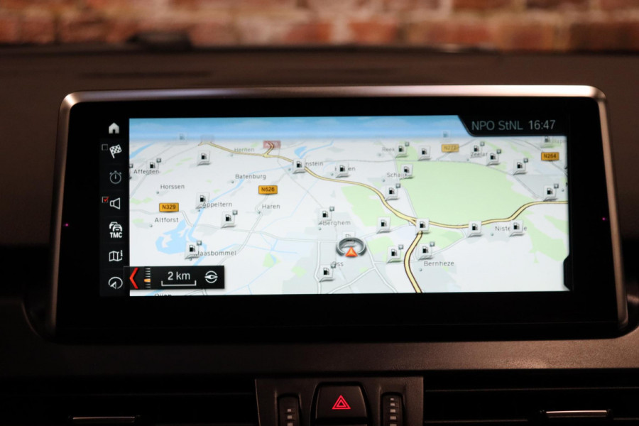 BMW 2 Serie Active Tourer 218i High Executive Luxury Line Automaat / Navigatiesysteem Plus / Driving Assistant / Achteruitrijcamera / Stoelverwarming / LED-koplampen / Head-Up Display / DAB / Hifi / Shadow Line / 17 Inch