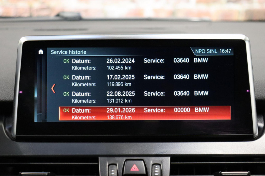 BMW 2 Serie Active Tourer 218i High Executive Luxury Line Automaat / Navigatiesysteem Plus / Driving Assistant / Achteruitrijcamera / Stoelverwarming / LED-koplampen / Head-Up Display / DAB / Hifi / Shadow Line / 17 Inch
