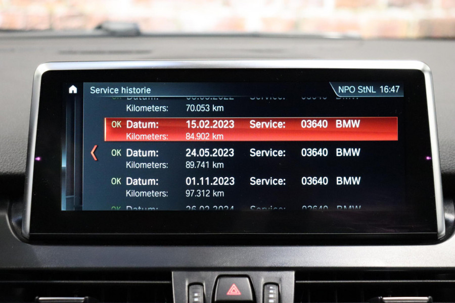 BMW 2 Serie Active Tourer 218i High Executive Luxury Line Automaat / Navigatiesysteem Plus / Driving Assistant / Achteruitrijcamera / Stoelverwarming / LED-koplampen / Head-Up Display / DAB / Hifi / Shadow Line / 17 Inch