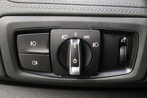 BMW 2 Serie Active Tourer 218i High Executive Luxury Line Automaat / Navigatiesysteem Plus / Driving Assistant / Achteruitrijcamera / Stoelverwarming / LED-koplampen / Head-Up Display / DAB / Hifi / Shadow Line / 17 Inch