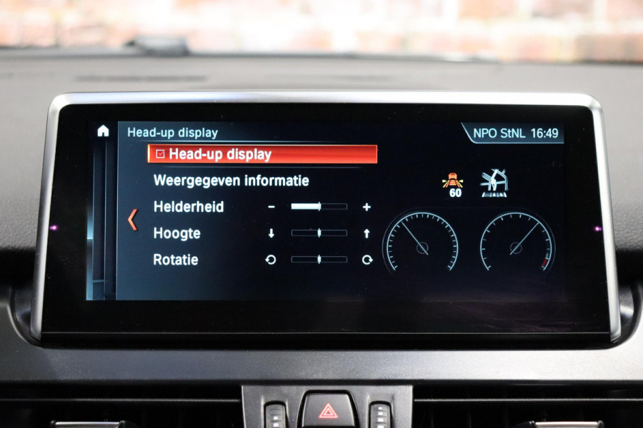 BMW 2 Serie Active Tourer 218i High Executive Luxury Line Automaat / Navigatiesysteem Plus / Driving Assistant / Achteruitrijcamera / Stoelverwarming / LED-koplampen / Head-Up Display / DAB / Hifi / Shadow Line / 17 Inch