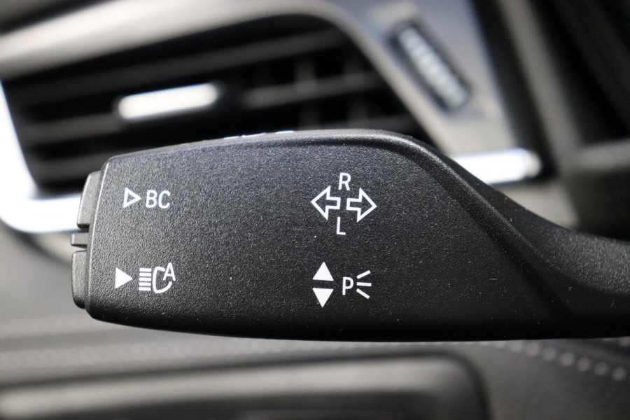 BMW 2 Serie Active Tourer 218i High Executive Luxury Line Automaat / Navigatiesysteem Plus / Driving Assistant / Achteruitrijcamera / Stoelverwarming / LED-koplampen / Head-Up Display / DAB / Hifi / Shadow Line / 17 Inch