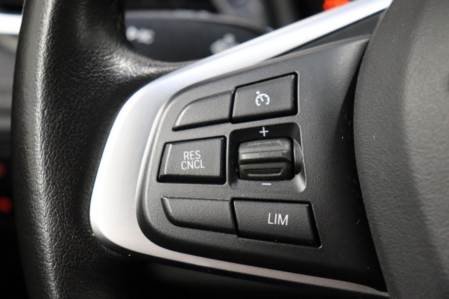 BMW 2 Serie Active Tourer 218i High Executive Luxury Line Automaat / Navigatiesysteem Plus / Driving Assistant / Achteruitrijcamera / Stoelverwarming / LED-koplampen / Head-Up Display / DAB / Hifi / Shadow Line / 17 Inch