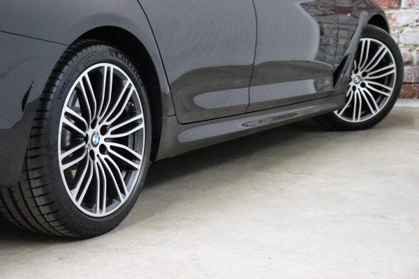 BMW 5 Serie Touring 530i High Executive M Sport Pakket Automaat / Navigatie Professional / Panoramadak / Active Steering / Stuurwielverwarming / M Sportremsysteem / Comfortstoelen / Driving Assistant Plus / Head-Up Display / DAB / Multifunctioneel Instrumentendisplay / Shadow Line / 19 Inch / Extra Getint Glas