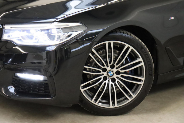 BMW 5 Serie Touring 530i High Executive M Sport Pakket Automaat / Navigatie Professional / Panoramadak / Active Steering / Stuurwielverwarming / M Sportremsysteem / Comfortstoelen / Driving Assistant Plus / Head-Up Display / DAB / Multifunctioneel Instrumentendisplay / Shadow Line / 19 Inch / Extra Getint Glas