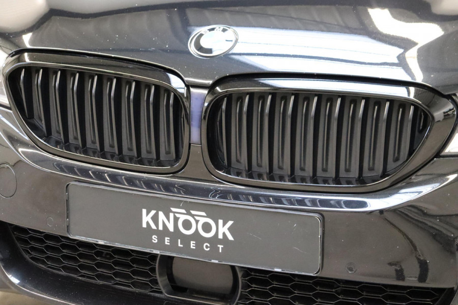 BMW 5 Serie Touring 530i High Executive M Sport Pakket Automaat / Navigatie Professional / Panoramadak / Active Steering / Stuurwielverwarming / M Sportremsysteem / Comfortstoelen / Driving Assistant Plus / Head-Up Display / DAB / Multifunctioneel Instrumentendisplay / Shadow Line / 19 Inch / Extra Getint Glas