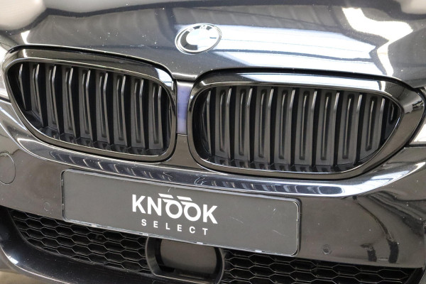 BMW 5 Serie Touring 530i High Executive M Sport Pakket Automaat / Navigatie Professional / Panoramadak / Active Steering / Stuurwielverwarming / M Sportremsysteem / Comfortstoelen / Driving Assistant Plus / Head-Up Display / DAB / Multifunctioneel Instrumentendisplay / Shadow Line / 19 Inch / Extra Getint Glas
