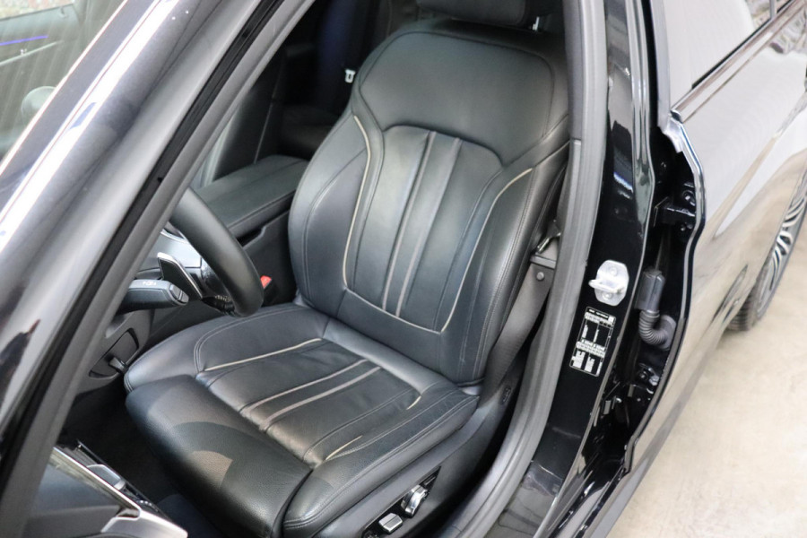 BMW 5 Serie Touring 530i High Executive M Sport Pakket Automaat / Navigatie Professional / Panoramadak / Active Steering / Stuurwielverwarming / M Sportremsysteem / Comfortstoelen / Driving Assistant Plus / Head-Up Display / DAB / Multifunctioneel Instrumentendisplay / Shadow Line / 19 Inch / Extra Getint Glas