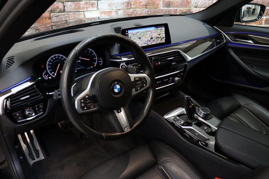 BMW 5 Serie Touring 530i High Executive M Sport Pakket Automaat / Navigatie Professional / Panoramadak / Active Steering / Stuurwielverwarming / M Sportremsysteem / Comfortstoelen / Driving Assistant Plus / Head-Up Display / DAB / Multifunctioneel Instrumentendisplay / Shadow Line / 19 Inch / Extra Getint Glas