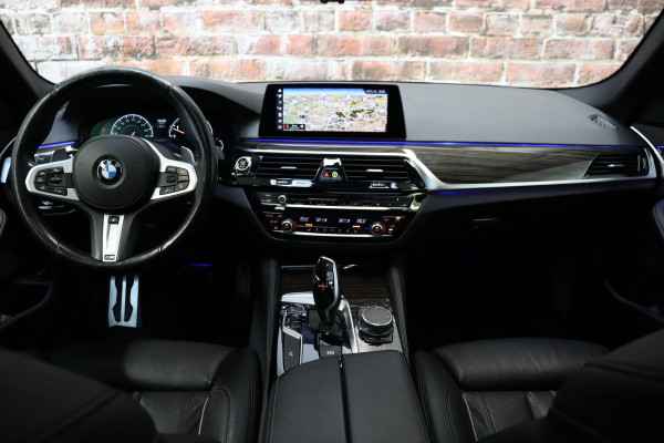 BMW 5 Serie Touring 530i High Executive M Sport Pakket Automaat / Navigatie Professional / Panoramadak / Active Steering / Stuurwielverwarming / M Sportremsysteem / Comfortstoelen / Driving Assistant Plus / Head-Up Display / DAB / Multifunctioneel Instrumentendisplay / Shadow Line / 19 Inch / Extra Getint Glas