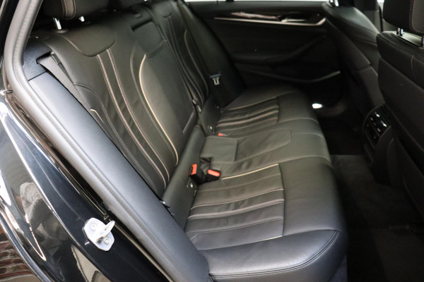 BMW 5 Serie Touring 530i High Executive M Sport Pakket Automaat / Navigatie Professional / Panoramadak / Active Steering / Stuurwielverwarming / M Sportremsysteem / Comfortstoelen / Driving Assistant Plus / Head-Up Display / DAB / Multifunctioneel Instrumentendisplay / Shadow Line / 19 Inch / Extra Getint Glas