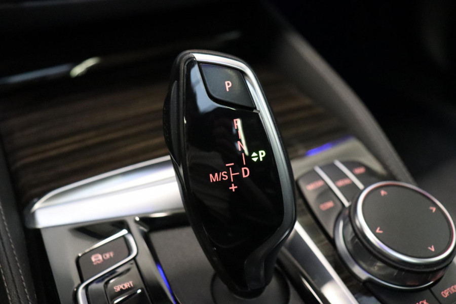 BMW 5 Serie Touring 530i High Executive M Sport Pakket Automaat / Navigatie Professional / Panoramadak / Active Steering / Stuurwielverwarming / M Sportremsysteem / Comfortstoelen / Driving Assistant Plus / Head-Up Display / DAB / Multifunctioneel Instrumentendisplay / Shadow Line / 19 Inch / Extra Getint Glas