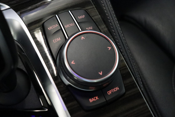 BMW 5 Serie Touring 530i High Executive M Sport Pakket Automaat / Navigatie Professional / Panoramadak / Active Steering / Stuurwielverwarming / M Sportremsysteem / Comfortstoelen / Driving Assistant Plus / Head-Up Display / DAB / Multifunctioneel Instrumentendisplay / Shadow Line / 19 Inch / Extra Getint Glas