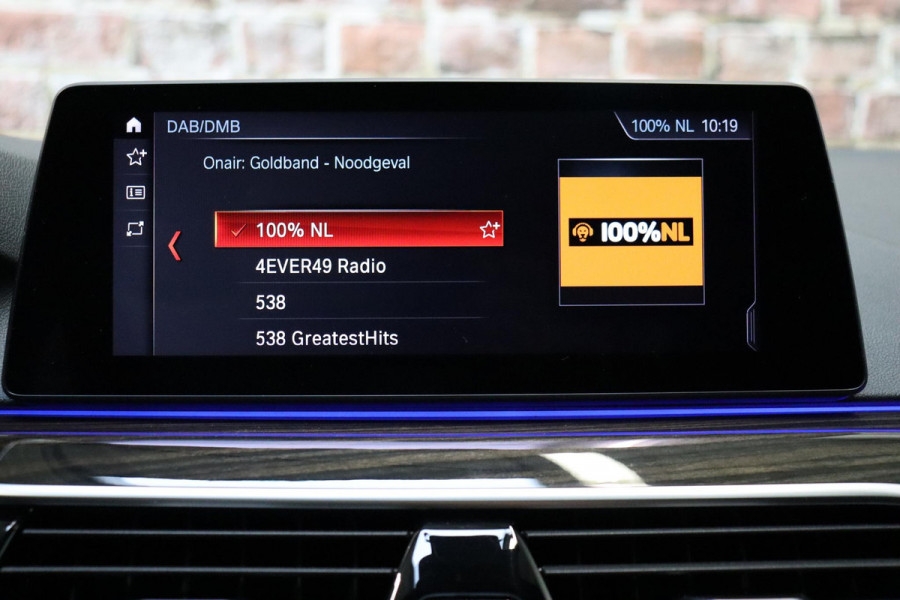 BMW 5 Serie Touring 530i High Executive M Sport Pakket Automaat / Navigatie Professional / Panoramadak / Active Steering / Stuurwielverwarming / M Sportremsysteem / Comfortstoelen / Driving Assistant Plus / Head-Up Display / DAB / Multifunctioneel Instrumentendisplay / Shadow Line / 19 Inch / Extra Getint Glas