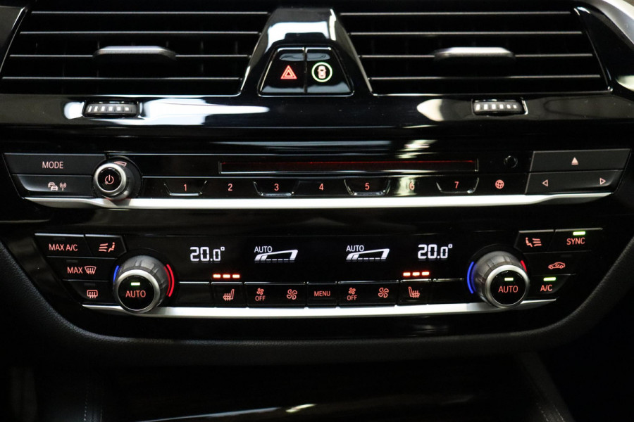 BMW 5 Serie Touring 530i High Executive M Sport Pakket Automaat / Navigatie Professional / Panoramadak / Active Steering / Stuurwielverwarming / M Sportremsysteem / Comfortstoelen / Driving Assistant Plus / Head-Up Display / DAB / Multifunctioneel Instrumentendisplay / Shadow Line / 19 Inch / Extra Getint Glas