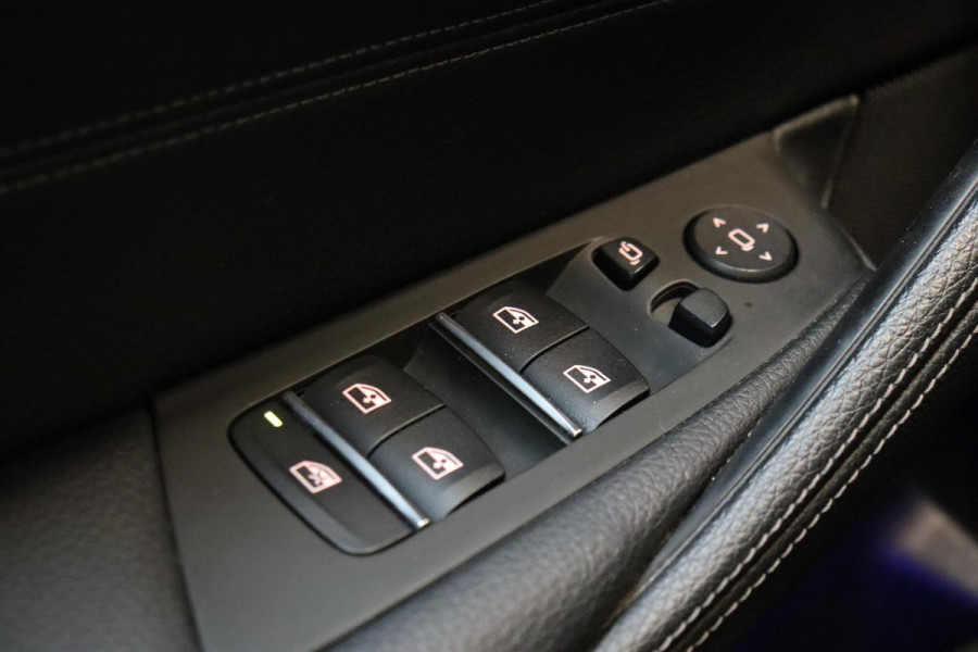 BMW 5 Serie Touring 530i High Executive M Sport Pakket Automaat / Navigatie Professional / Panoramadak / Active Steering / Stuurwielverwarming / M Sportremsysteem / Comfortstoelen / Driving Assistant Plus / Head-Up Display / DAB / Multifunctioneel Instrumentendisplay / Shadow Line / 19 Inch / Extra Getint Glas