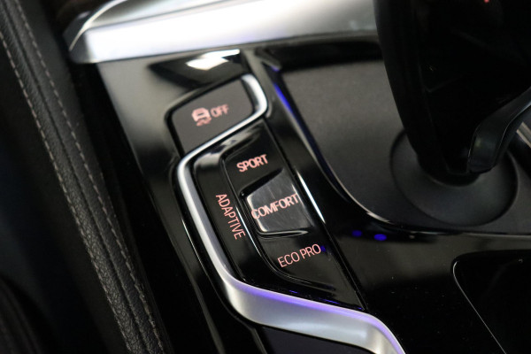 BMW 5 Serie Touring 530i High Executive M Sport Pakket Automaat / Navigatie Professional / Panoramadak / Active Steering / Stuurwielverwarming / M Sportremsysteem / Comfortstoelen / Driving Assistant Plus / Head-Up Display / DAB / Multifunctioneel Instrumentendisplay / Shadow Line / 19 Inch / Extra Getint Glas