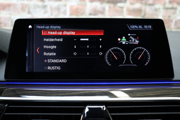 BMW 5 Serie Touring 530i High Executive M Sport Pakket Automaat / Navigatie Professional / Panoramadak / Active Steering / Stuurwielverwarming / M Sportremsysteem / Comfortstoelen / Driving Assistant Plus / Head-Up Display / DAB / Multifunctioneel Instrumentendisplay / Shadow Line / 19 Inch / Extra Getint Glas