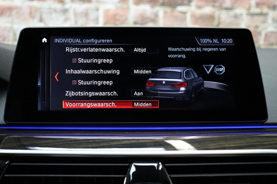 BMW 5 Serie Touring 530i High Executive M Sport Pakket Automaat / Navigatie Professional / Panoramadak / Active Steering / Stuurwielverwarming / M Sportremsysteem / Comfortstoelen / Driving Assistant Plus / Head-Up Display / DAB / Multifunctioneel Instrumentendisplay / Shadow Line / 19 Inch / Extra Getint Glas