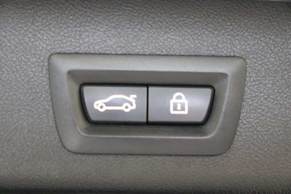 BMW 5 Serie Touring 530i High Executive M Sport Pakket Automaat / Navigatie Professional / Panoramadak / Active Steering / Stuurwielverwarming / M Sportremsysteem / Comfortstoelen / Driving Assistant Plus / Head-Up Display / DAB / Multifunctioneel Instrumentendisplay / Shadow Line / 19 Inch / Extra Getint Glas