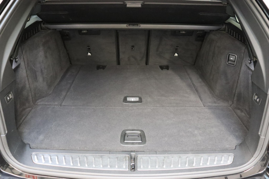 BMW 5 Serie Touring 530i High Executive M Sport Pakket Automaat / Navigatie Professional / Panoramadak / Active Steering / Stuurwielverwarming / M Sportremsysteem / Comfortstoelen / Driving Assistant Plus / Head-Up Display / DAB / Multifunctioneel Instrumentendisplay / Shadow Line / 19 Inch / Extra Getint Glas