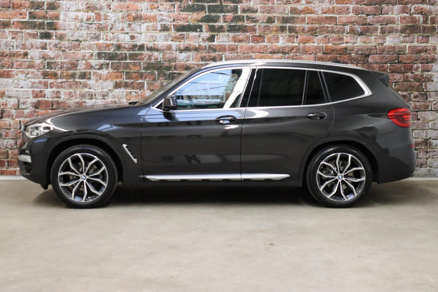 BMW X3 xDrive20i High Executive xLine Automaat / Live Cockpit Professional / Panoramadak / Wegklapbare Trekhaak / Sportstoelen Elektrisch Verstelbaar / Adaptieve LED-koplamp / Driving Assistant / Head-Up Display / 20 Inch / Stoelverwarming / Hifi / Chrome Line / DAB