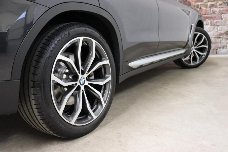 BMW X3 xDrive20i High Executive xLine Automaat / Live Cockpit Professional / Panoramadak / Wegklapbare Trekhaak / Sportstoelen Elektrisch Verstelbaar / Adaptieve LED-koplamp / Driving Assistant / Head-Up Display / 20 Inch / Stoelverwarming / Hifi / Chrome Line / DAB