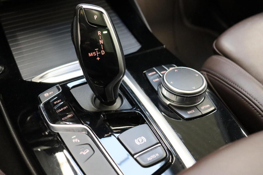 BMW X3 xDrive20i High Executive xLine Automaat / Live Cockpit Professional / Panoramadak / Wegklapbare Trekhaak / Sportstoelen Elektrisch Verstelbaar / Adaptieve LED-koplamp / Driving Assistant / Head-Up Display / 20 Inch / Stoelverwarming / Hifi / Chrome Line / DAB