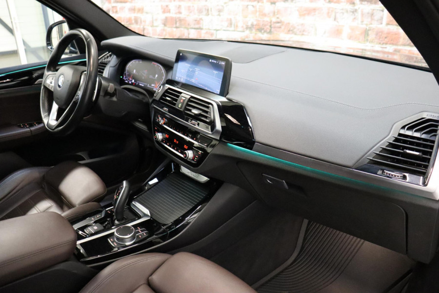 BMW X3 xDrive20i High Executive xLine Automaat / Live Cockpit Professional / Panoramadak / Wegklapbare Trekhaak / Sportstoelen Elektrisch Verstelbaar / Adaptieve LED-koplamp / Driving Assistant / Head-Up Display / 20 Inch / Stoelverwarming / Hifi / Chrome Line / DAB