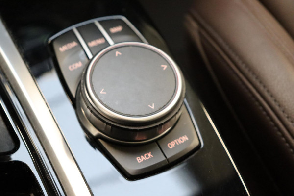 BMW X3 xDrive20i High Executive xLine Automaat / Live Cockpit Professional / Panoramadak / Wegklapbare Trekhaak / Sportstoelen Elektrisch Verstelbaar / Adaptieve LED-koplamp / Driving Assistant / Head-Up Display / 20 Inch / Stoelverwarming / Hifi / Chrome Line / DAB