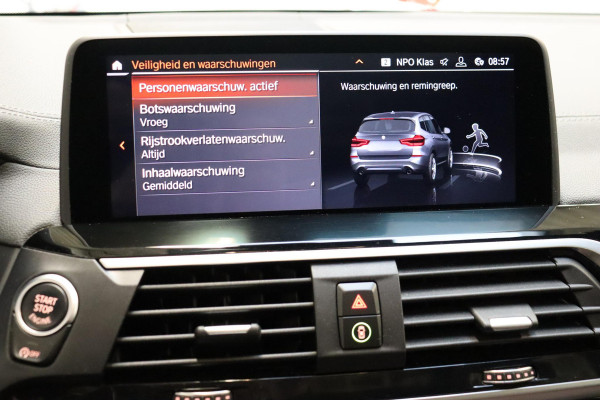 BMW X3 xDrive20i High Executive xLine Automaat / Live Cockpit Professional / Panoramadak / Wegklapbare Trekhaak / Sportstoelen Elektrisch Verstelbaar / Adaptieve LED-koplamp / Driving Assistant / Head-Up Display / 20 Inch / Stoelverwarming / Hifi / Chrome Line / DAB