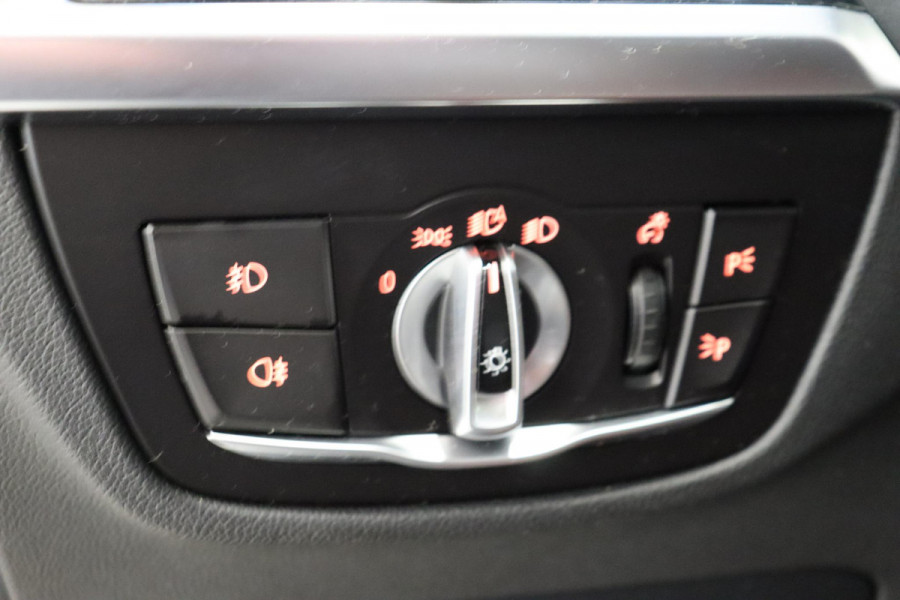 BMW X3 xDrive20i High Executive xLine Automaat / Live Cockpit Professional / Panoramadak / Wegklapbare Trekhaak / Sportstoelen Elektrisch Verstelbaar / Adaptieve LED-koplamp / Driving Assistant / Head-Up Display / 20 Inch / Stoelverwarming / Hifi / Chrome Line / DAB