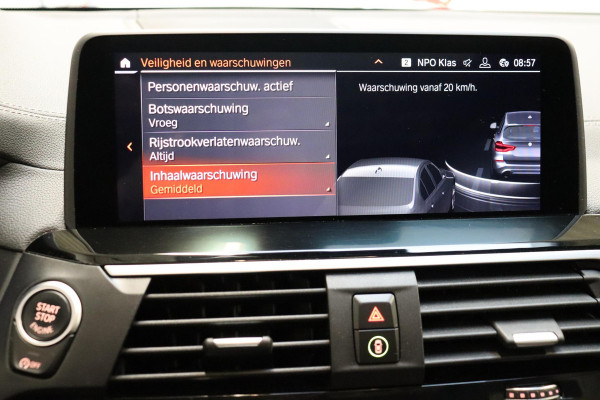 BMW X3 xDrive20i High Executive xLine Automaat / Live Cockpit Professional / Panoramadak / Wegklapbare Trekhaak / Sportstoelen Elektrisch Verstelbaar / Adaptieve LED-koplamp / Driving Assistant / Head-Up Display / 20 Inch / Stoelverwarming / Hifi / Chrome Line / DAB