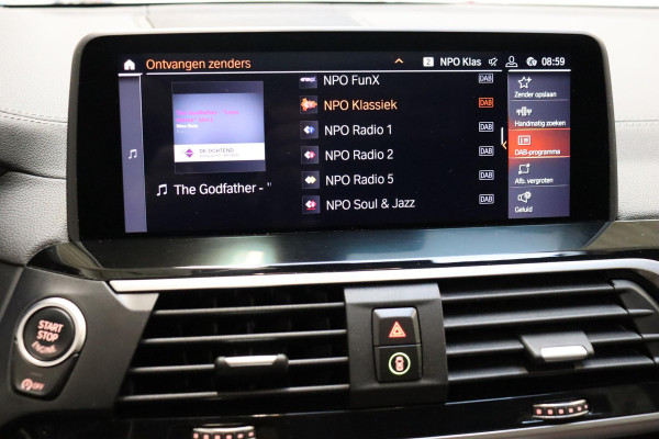 BMW X3 xDrive20i High Executive xLine Automaat / Live Cockpit Professional / Panoramadak / Wegklapbare Trekhaak / Sportstoelen Elektrisch Verstelbaar / Adaptieve LED-koplamp / Driving Assistant / Head-Up Display / 20 Inch / Stoelverwarming / Hifi / Chrome Line / DAB