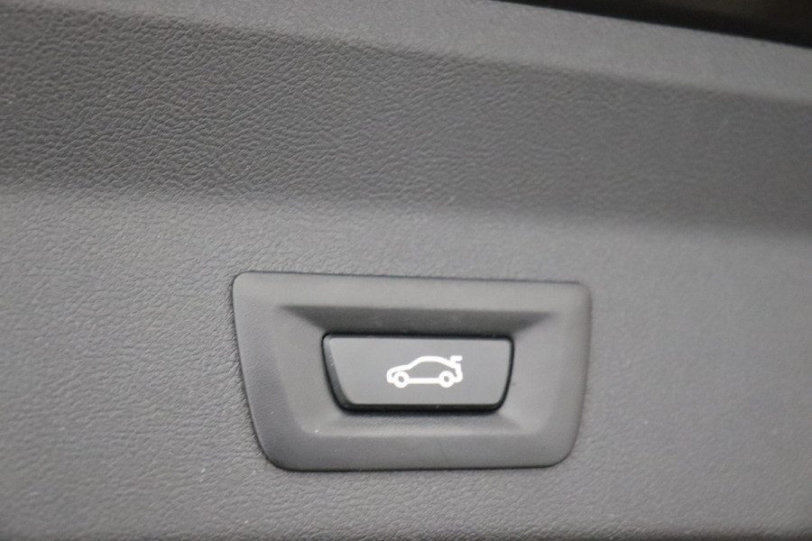 BMW X3 xDrive20i High Executive xLine Automaat / Live Cockpit Professional / Panoramadak / Wegklapbare Trekhaak / Sportstoelen Elektrisch Verstelbaar / Adaptieve LED-koplamp / Driving Assistant / Head-Up Display / 20 Inch / Stoelverwarming / Hifi / Chrome Line / DAB