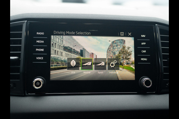 Škoda Karoq 1.5 TSI ACT Sportline Business | Trekhaak wegkl. | Camera | Prijs Rijklaar!!