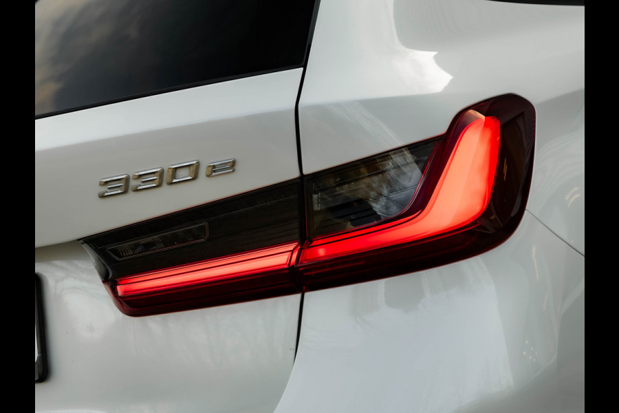 BMW 3 Serie Touring 330e xDrive - M-Sport - LCI 2 - Memoryzetel - Head-up - Driving + Parking Ass
