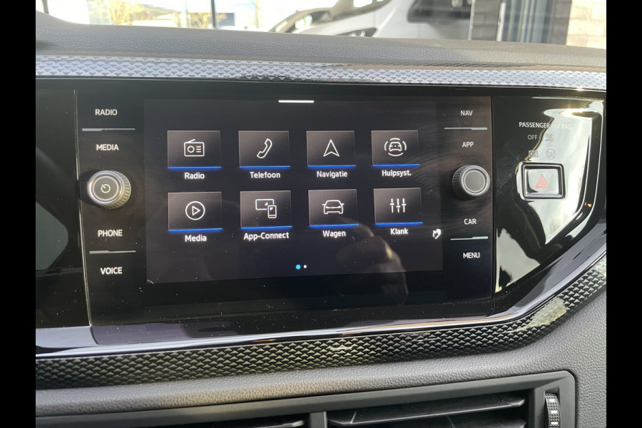 Volkswagen Polo 1.0 TSI Life Edition Achteruitrijcamera - Cruise control - Airco - Apple carplay - Navigatiesysteem - Parkeersensoren voor en achter - Licht metalen velgen 15 inch - Radio - Stuur multifunctioneel - Extra getint glas achter - Elektrische ramen voor en achter - Regensensor - Start/stop systeem