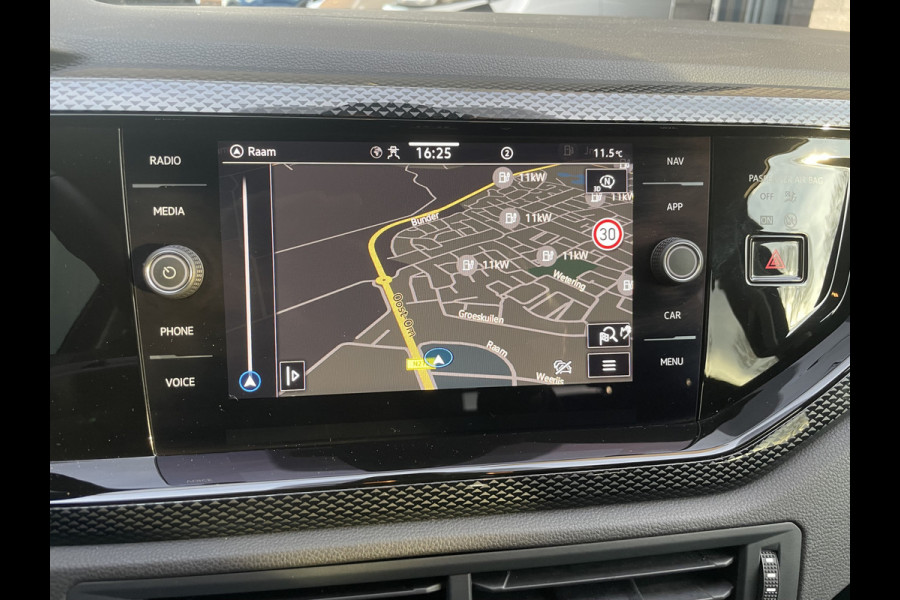 Volkswagen Polo 1.0 TSI Life Edition Achteruitrijcamera - Cruise control - Airco - Apple carplay - Navigatiesysteem - Parkeersensoren voor en achter - Licht metalen velgen 15 inch - Radio - Stuur multifunctioneel - Extra getint glas achter - Elektrische ramen voor en achter - Regensensor - Start/stop systeem